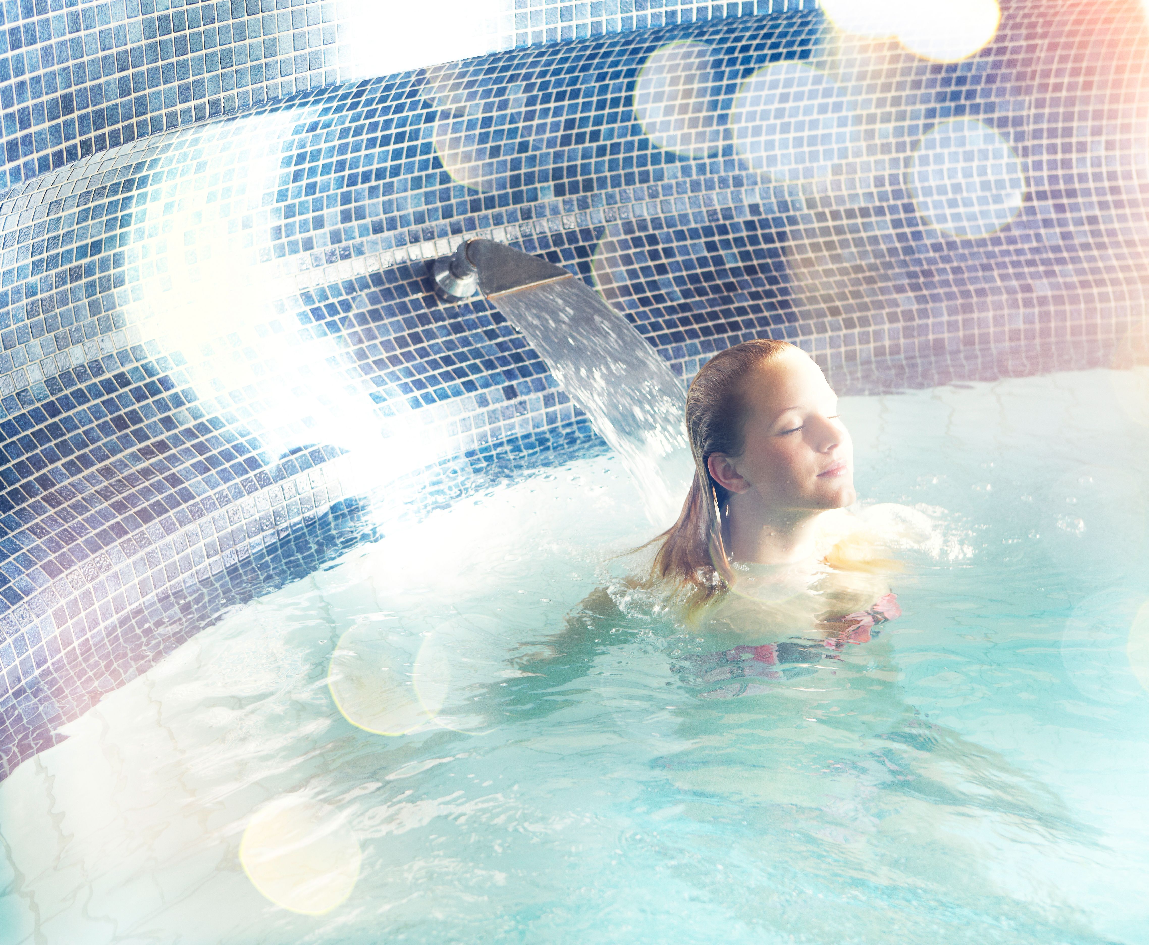 piscine-femme-jet d'eau-2