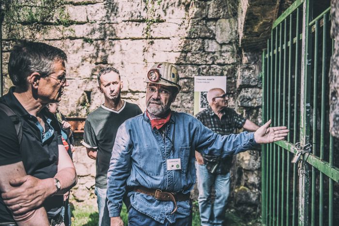 Ein Guide der Cockerill-Grube gibt Erklärungen bei einer Visite