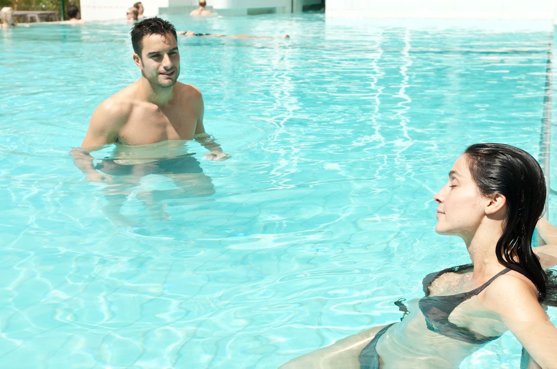 couple-piscine
